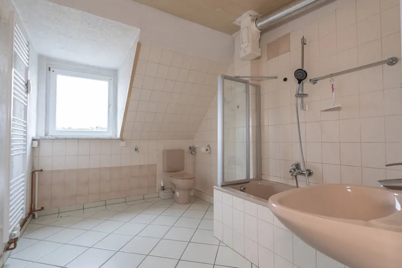 Rund 51 m² große 2-Zimmer-Dachgeschosswohnung mit renoviertem Tageslichtbad und Gartennutzung - Foto 3
