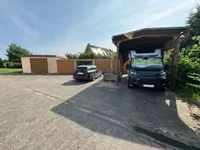 Hofplatz mit Garagen und Carport