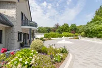 Vorplatz mit Brunnenrondell