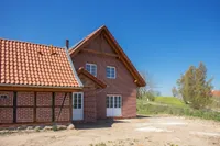 Seitenansicht mit Nebengebäud