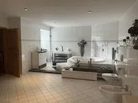 großes Badezimmer