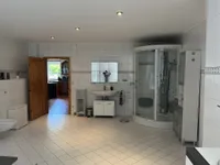 großes Badezimmer