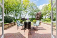 Blick aus der Diele auf die Terrasse