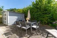 Terrasse mit Gartenhaus