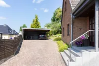 Auffahrt mit Carport