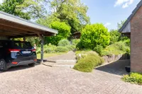 Auffahrt mit Aufgang zum Garten