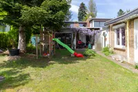 Garten mit Nebengebäude