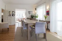 Esszimmer mit Blick ins Wohnzimmer