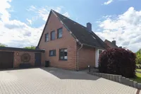 Seitenansicht mit Auffahrt