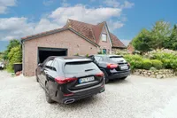 Seitenansicht mit Doppelgarage