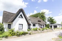 Frontansicht mit Nebengebäude