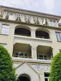 Wohnung mit der Fensterfront oben