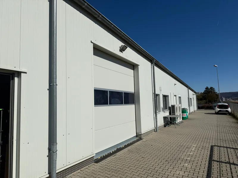 433 m² Lagerhalle mit Hallenbüros zu vermieten