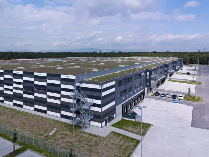 4.976 m² Lagerfläche + 378 m² Bürofläche **PROVISIONSFREI** zu vermieten