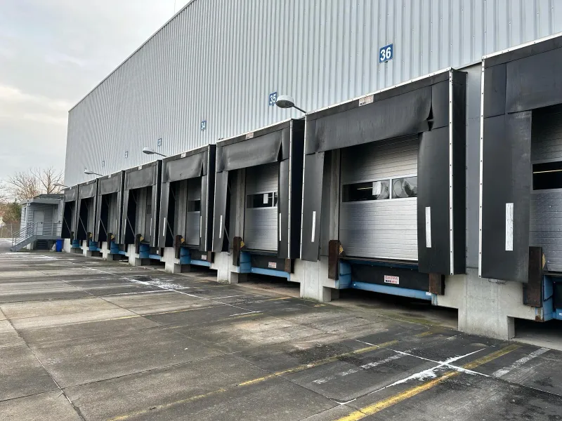 3.415 m&sup2; Logistikfl&auml;che mit Rampentore zu vermieten