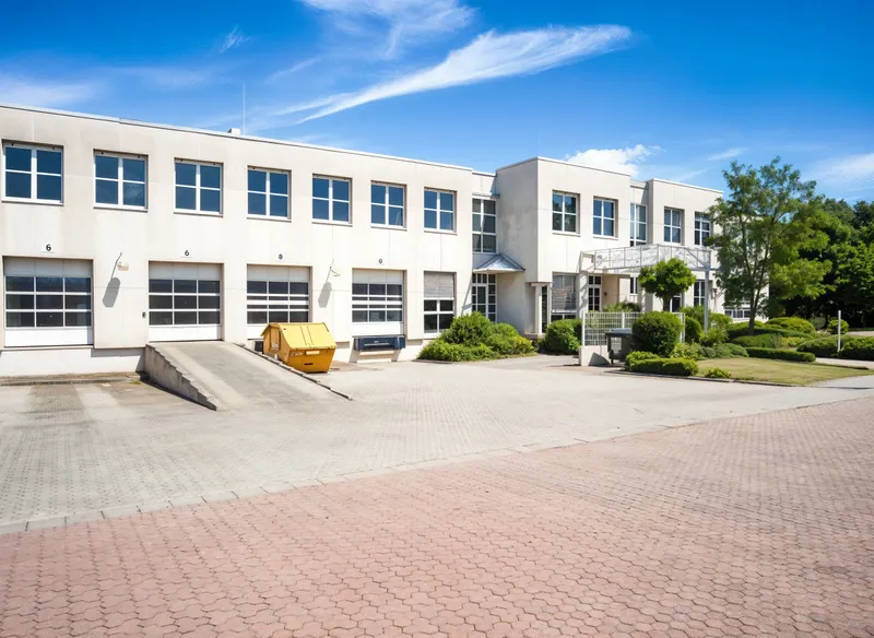 1.177 m&sup2; Hallen/Servicefl&auml;che + 662 m&sup2; B&uuml;rofl&auml;che ( teilbar 315 m&sup2; ) „Provisionsfrei“ zu vermieten