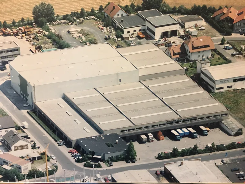 17.500 m&sup2; Produktions/Lagerhallen mit Krahnbahnen + B&uuml;rofl&auml;chen „PROVISIONSFREI“ zu vermieten