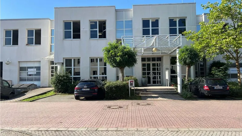 445 m&sup2; Lagerfl&auml;che + 48 m&sup2; B&uuml;rofl&auml;che im modernen Gewerbepark „Provisionsfrei“ zu vermieten
