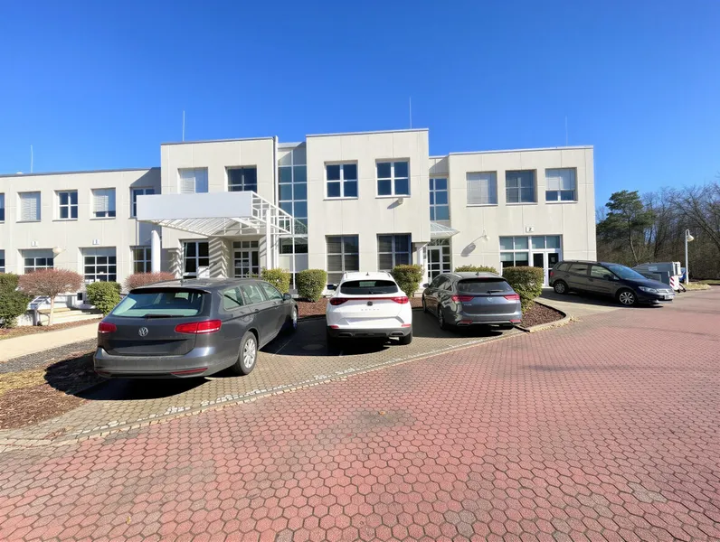 1.247 m&sup2; Lagerfl&auml;che + 484 m&sup2; B&uuml;rofl&auml;che im modernen Gewerbepark „Provisionsfrei“ zu vermieten