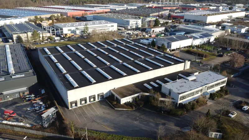 ATTRAKTIVE LOGISTIKHALLE (8.100 m&sup2;) + B&Uuml;RO (je nach Bedarf) AB SOFORT ZU VERMIETEN /TEILUNG M&Ouml;GLICH