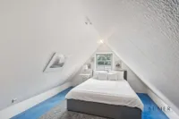 Schlafzimmer 4 - Spitzboden - (KI generiert)