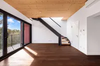 Wohnzimmer mit Treppe zur Dachterrasse