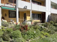 sonnige Terrasse und Gartenanteil