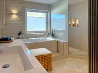 Luxuriöses Bad mit Sauna