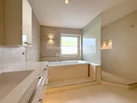 Luxuriöses Bad mit Sauna