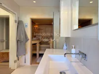 Luxuriöses Bad mit Sauna