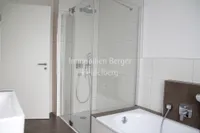 Tageslichtbad mit Dusche und Wanne