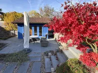 Terrasse und Gartenhaus