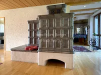 gemütlicher Kachelofen Wohnzimmer