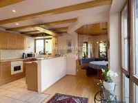 offene Küche mit gemütlicher Essecke