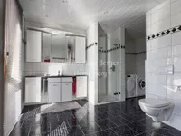 Tageslichtbad mit Dusche und Wanne