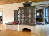 gemütlicher Kachelofen Wohnzimmer