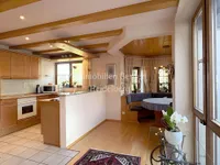 offene Küche mit gemütlicher Essecke