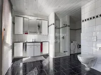 Tageslichtbad mit Dusche und Wanne