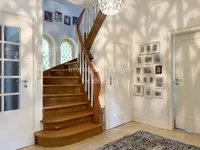 Diele mit stilvoller Treppe