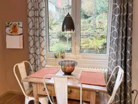 Wohnküche Essplatz mit Blick in den Garten