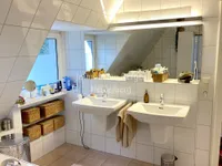 Tageslichtbad mit Dusche und Wanne