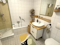 Bad mit Dusche und Wanne