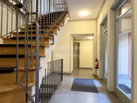 Treppenhaus mit Aufzug