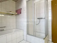 Tageslichtbad mit Dusche und Wanne