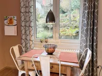 Wohnküche Essplatz mit Blick in den Garten