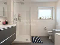 Tageslichtbad mit Dusche und Wanne