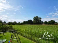 Ausblick auf Wiesen und Felder