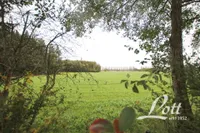 weite Blicke über unverbaute Wiesen und Felder