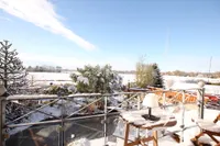 Blick vom Balkon über unverbaubare Wiesen und Felder