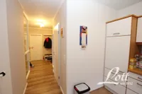 Blick von der Küche zum Eingangsbereich